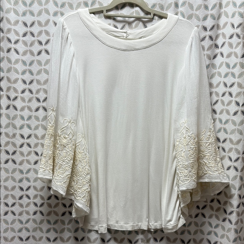 eri + ali from Anthropologie cream Women's Top embroidered wing sleeves XL